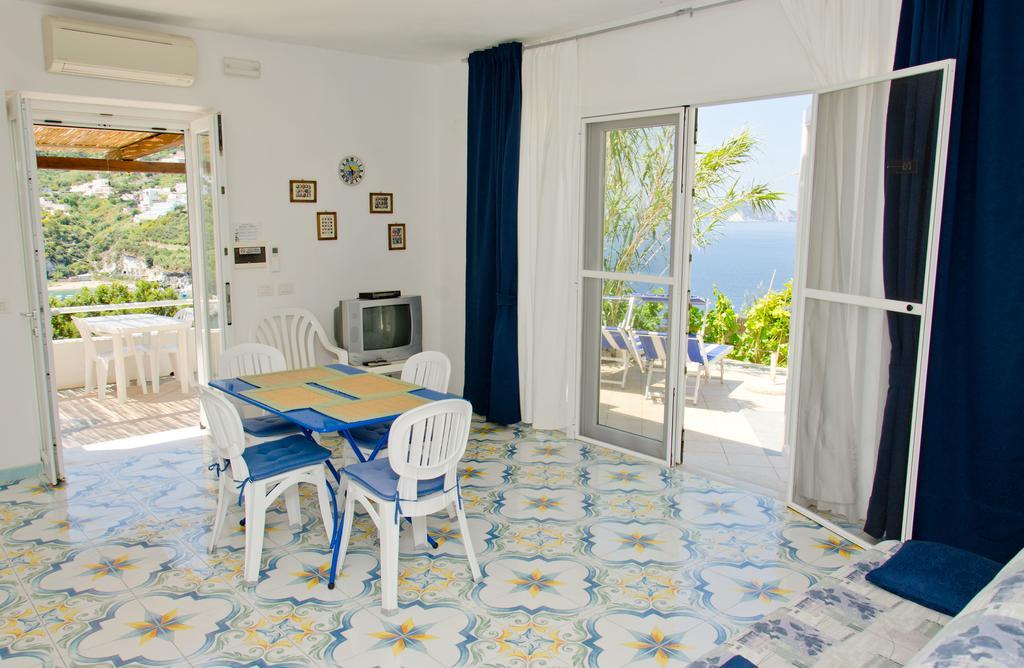 Sunset Village Ponza Rum bild
